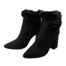 Czarne botki na słupku na suwak Helikea 2