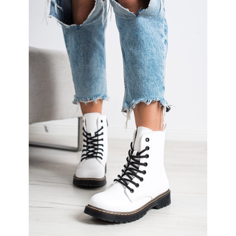 Small Swan Białe Glany czarne 1