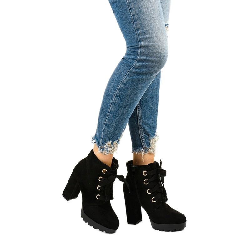 Czarne botki na słupku z eko-zamszu Athlisa 1