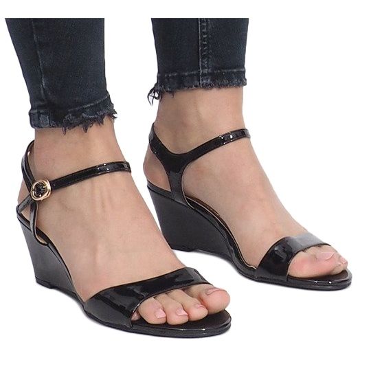 Czarne lakierowane sandały na delikatnej koturnie Queen 1