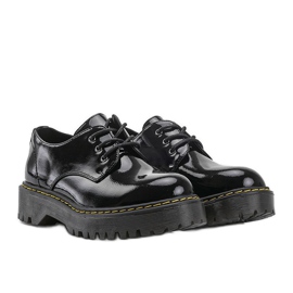 Czarne półbuty lakierowane typu glany Marilyn 1