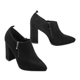 Czarne zamszowe botki na słupku Carla 1
