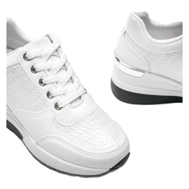 Białe błyszczące sneakersy na koturnie Mara 3