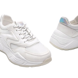 Białe sneakersy na grubej podeszwie z metalicznymi dodatkami Kenna 3