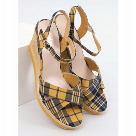 Sandałki na koturnie w kratkę żółte A89937 Yellow 1