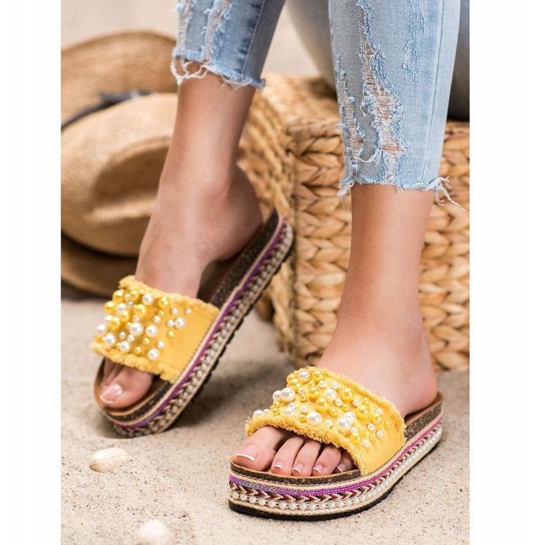 Small Swan Klapki Na Platformie Z Perłami żółte 2