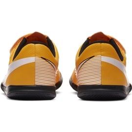 Buty piłkarskie Nike Mercurial Vapor 13 Club Ic PS(V) Junior AT8170 801 białe czarne pomarańczowe 2