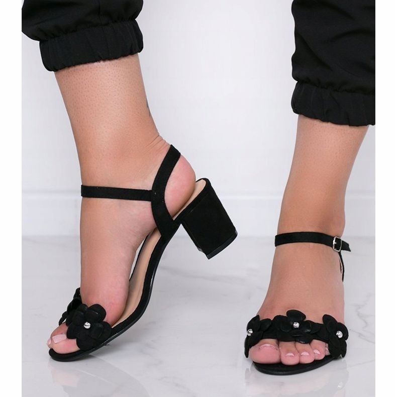 Czarne sandały na słupku z kwiatkami Little Havana 1