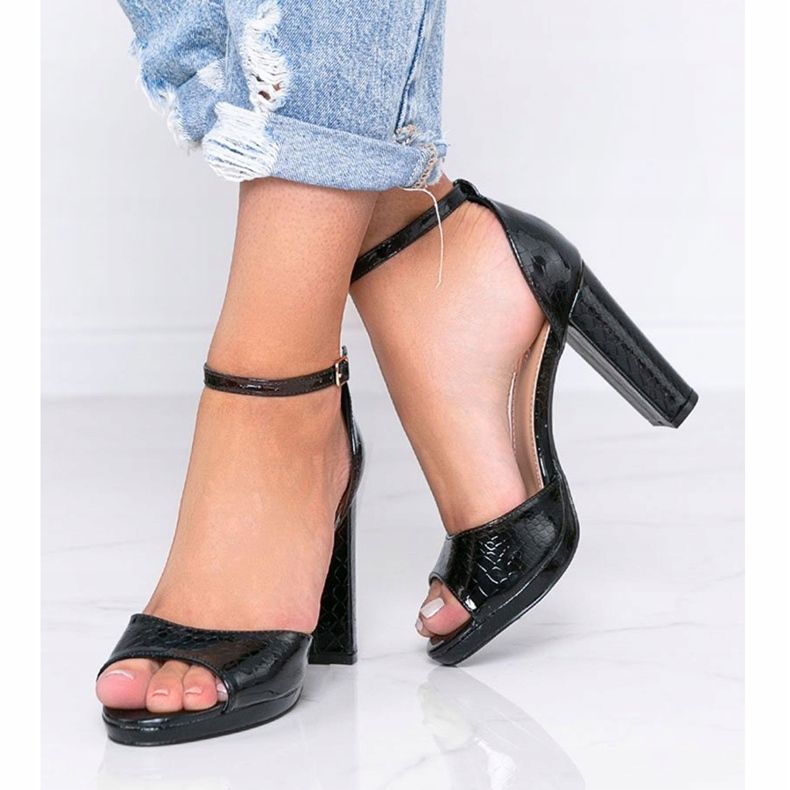 Czarne sandały na słupku z wzorem skóry wężą Millo 2