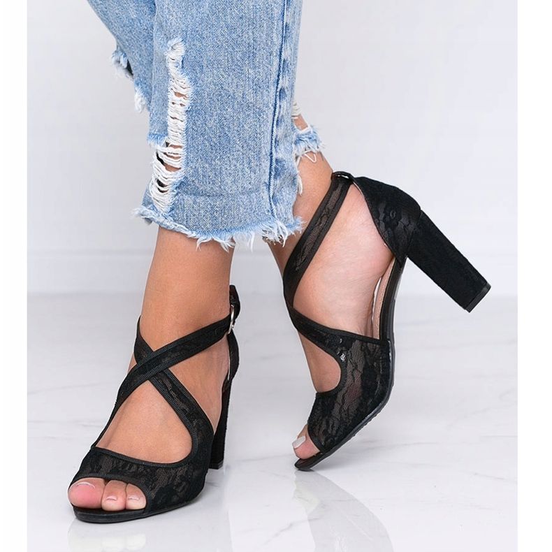 Czarne koronkowe sandały na słupku Beth 1