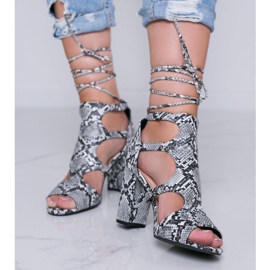 Czarne sandały na słupku w motywie skóry węża Gold Jungle 1