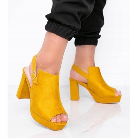 Musztardowe sandały na słupku Lordly żółte 1