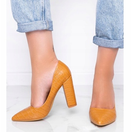 Brązowe czółenka na słupku z motywem skóry węża This Way 1