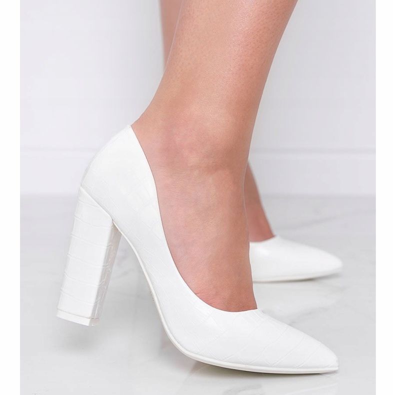 Białe czółenka na słupku z motywem skóry węża This Way 1