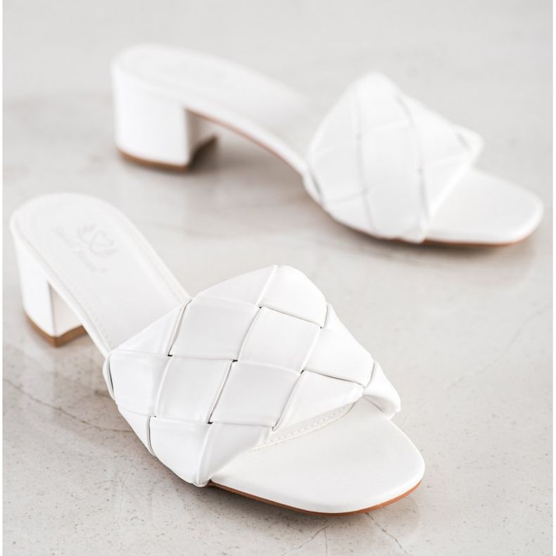 Small Swan Pikowane Klapki Na Słupku białe 1