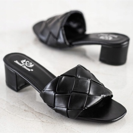 Small Swan Pikowane Klapki Na Słupku czarne 1