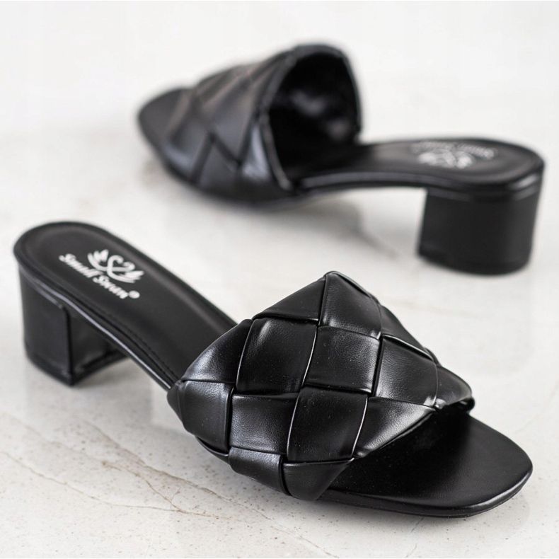 Small Swan Pikowane Klapki Na Słupku czarne 1