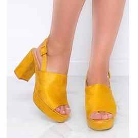 Musztardowe sandały na słupku Chikie żółte 1