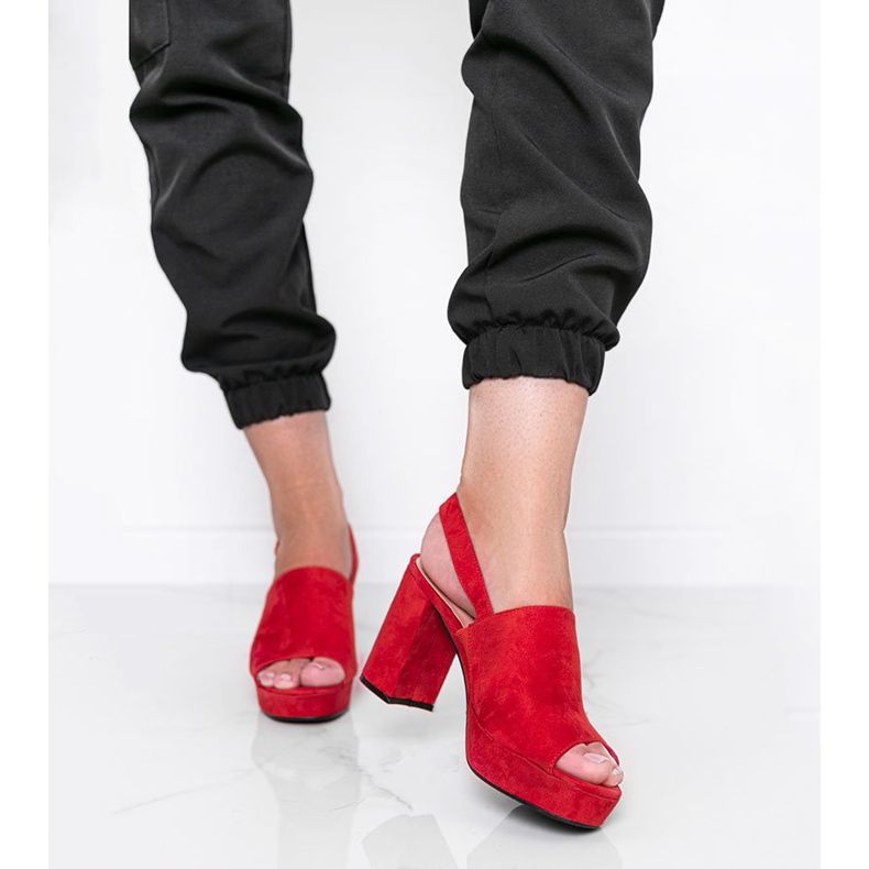 Czerwone sandały na słupku Chikie 1