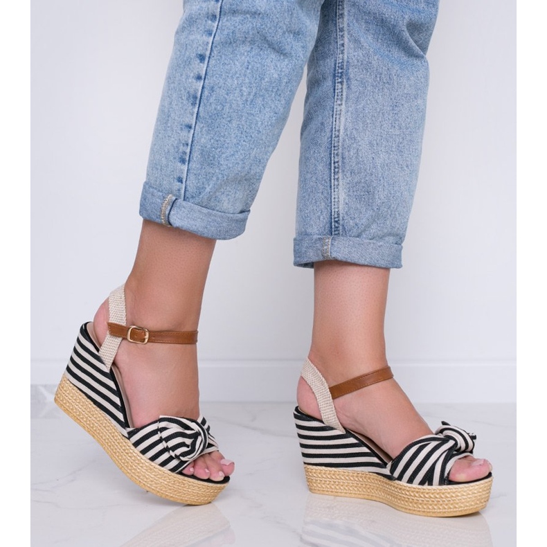 Czarno białe sandały na koturnie z kokardką Holiday Vibes czarne 2