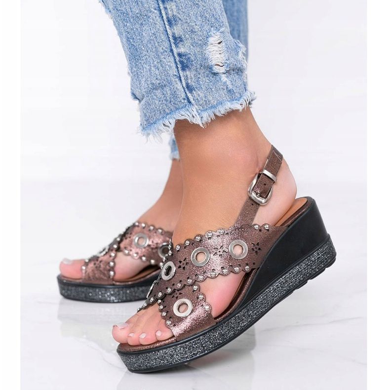 Brązowe sandały na koturnie metaliczne Mon 1