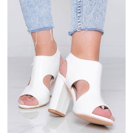 Białe sandały na słupku Candy Style 1