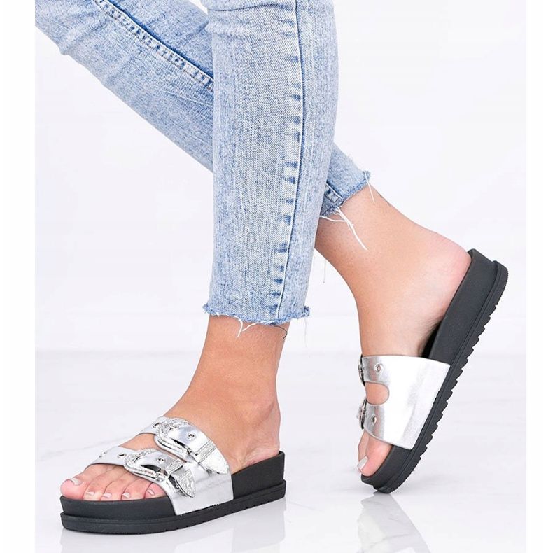 Srebrne klapki z ozdobnymi klamrami Go Crazy srebrny 1