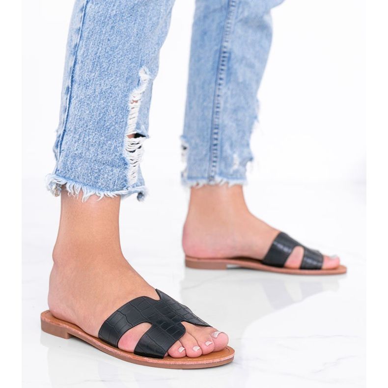 Czarne klapki wzór skóry krokodyla Phoenix 1