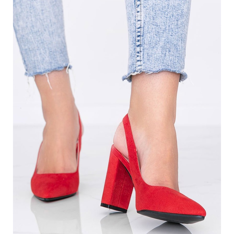 Czerwone czółenka na słupku Pho 1