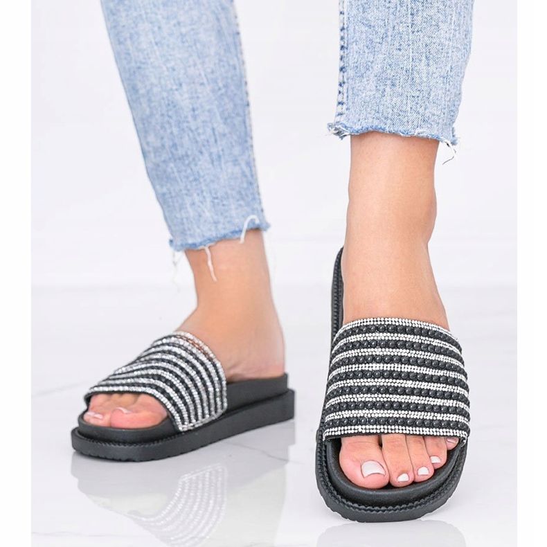 Czarne klapki bogato zdobione Trisha 1