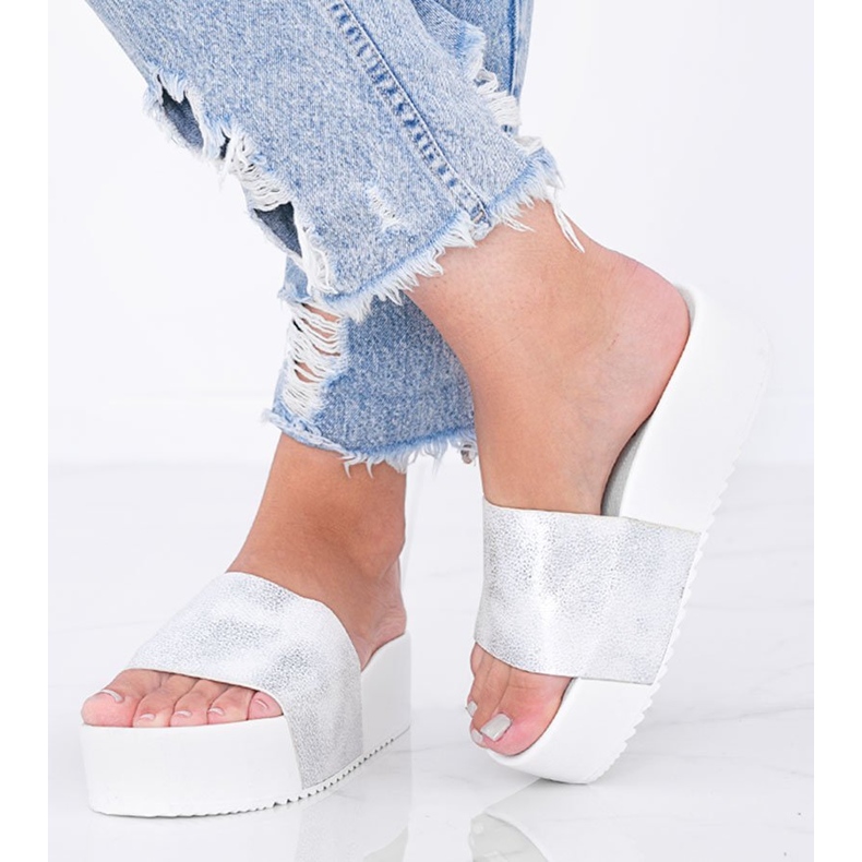 Białe klapki na grubej podeszwie Crysta 1