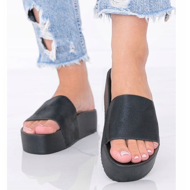 Czarne klapki na grubej podeszwie Crysta 1