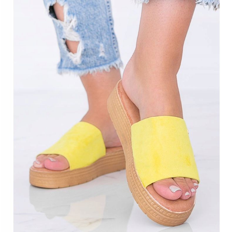 Żółte klapki na platformie Dr. Martin 1