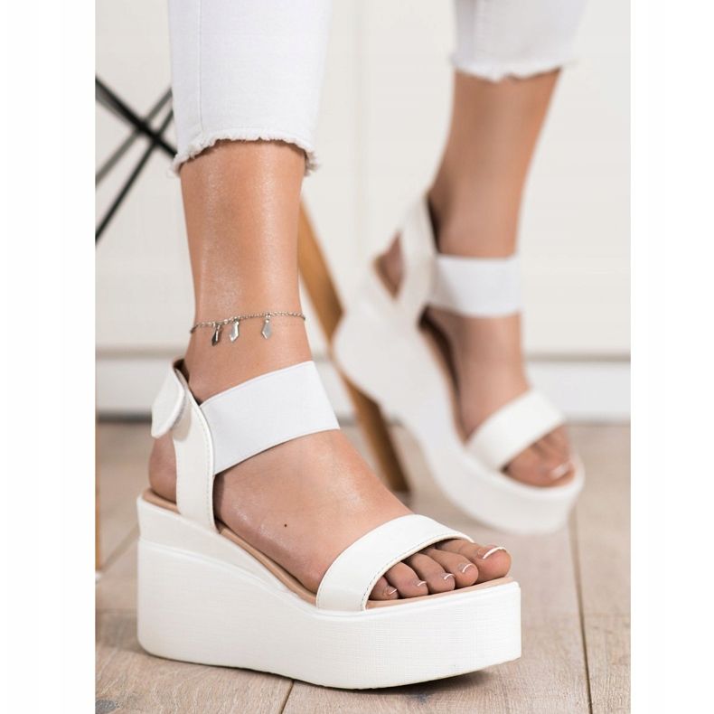 Small Swan Sandałki Na Koturnie Fashion białe 1