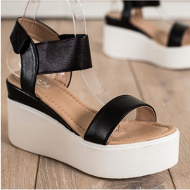 Small Swan Sandałki Na Koturnie Fashion czarne 1