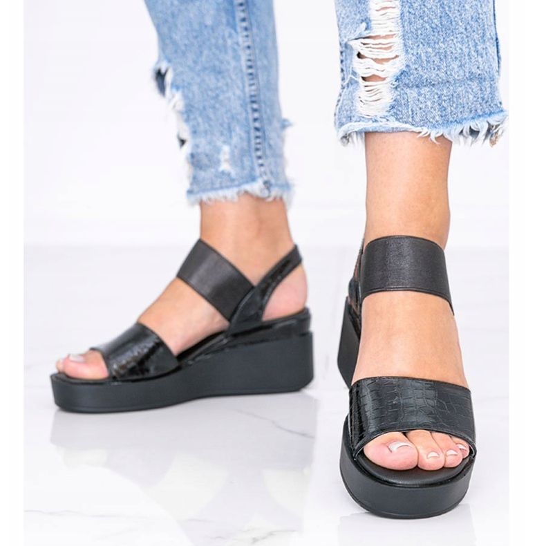 Czarne sandały na koturnie Tiffi 1