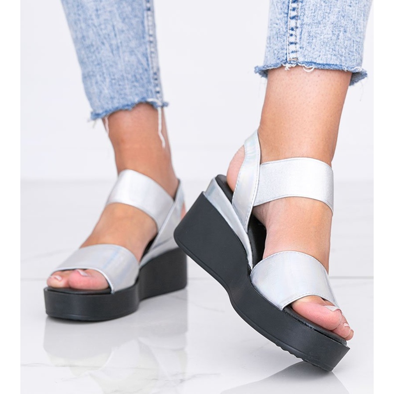 Srebrne holograficzne sandały na koturnie Tiffi srebrny 1