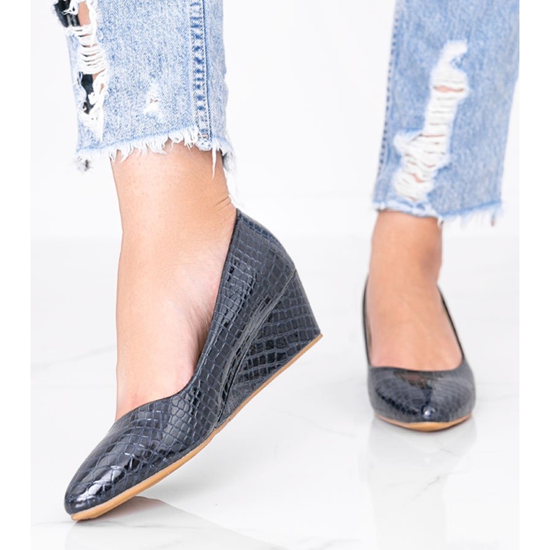 Beżowe czółenka w motywie skóry krokodyla na koturnie Wildlife niebieskie 1