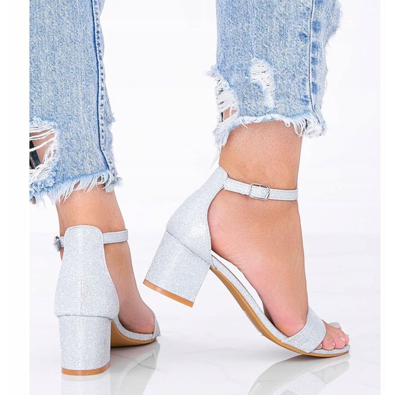 Srebrne błyszczące sandały na niskim słupku Malabo srebrny 1