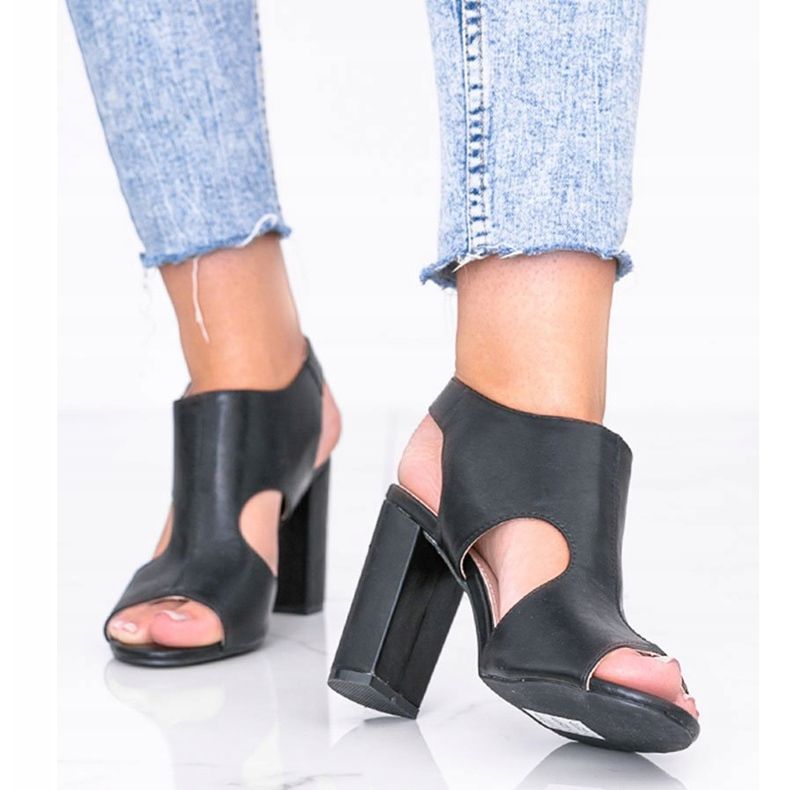 Czarne sandałki na słupku Gally 1