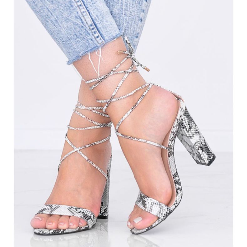 Czarne sandały wiązane w motywie skóry węża Veni białe 1