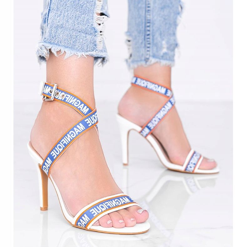 Białe sandały na szpilce Venusi 1