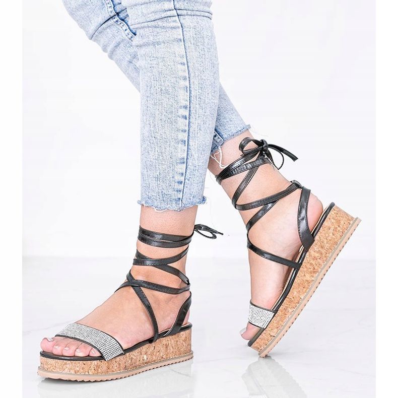 Czarne sandały wiązane z cyrkoniami Ves 1