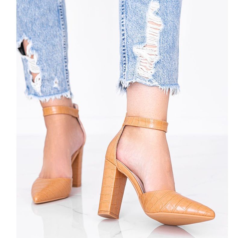 Camelowe czółenka na słupku w motywie skóry krokodyla Glamour brązowe 1