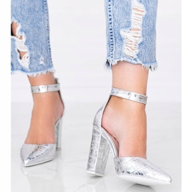 Srebrne czółenka na słupku w motywie skóry krokodyla Glamour srebrny 2