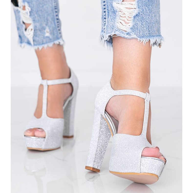 Srebrne błyszczące czółenka na słupku Elissa srebrny 1