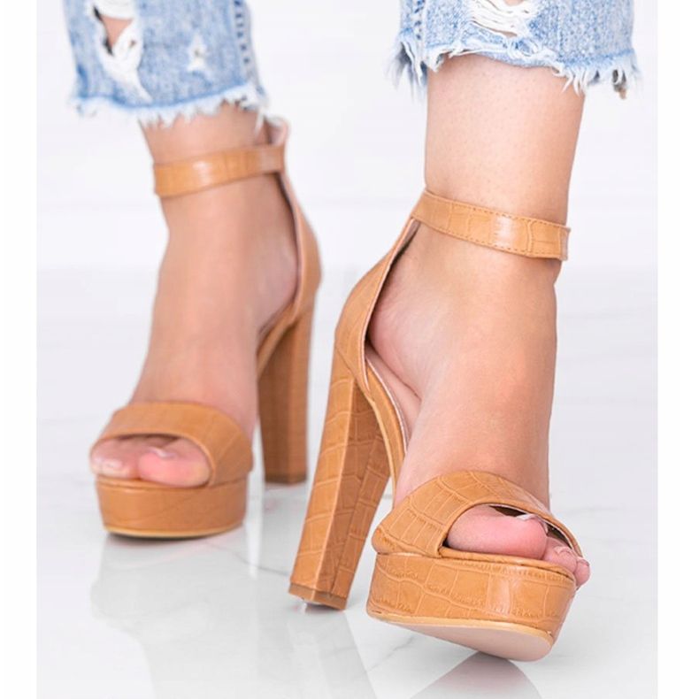 Camel sandały na słupku w motywie skóry krokodyla Avila brązowe 1