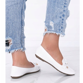 Białe mokasyny w motywie skóry krokodyla Miriam 1