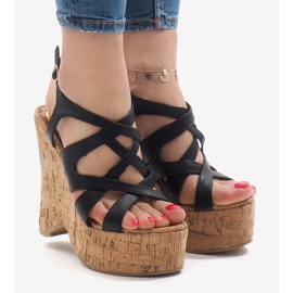Czarne sandały na koturnie 10193 1