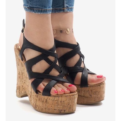 Czarne sandały na koturnie 10193 1